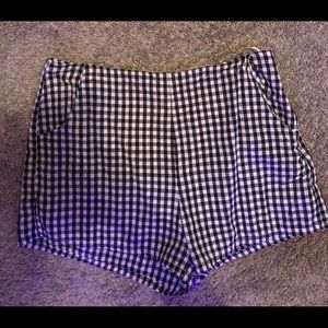 Checked shorts!🤍🖤 HARDLY WORN